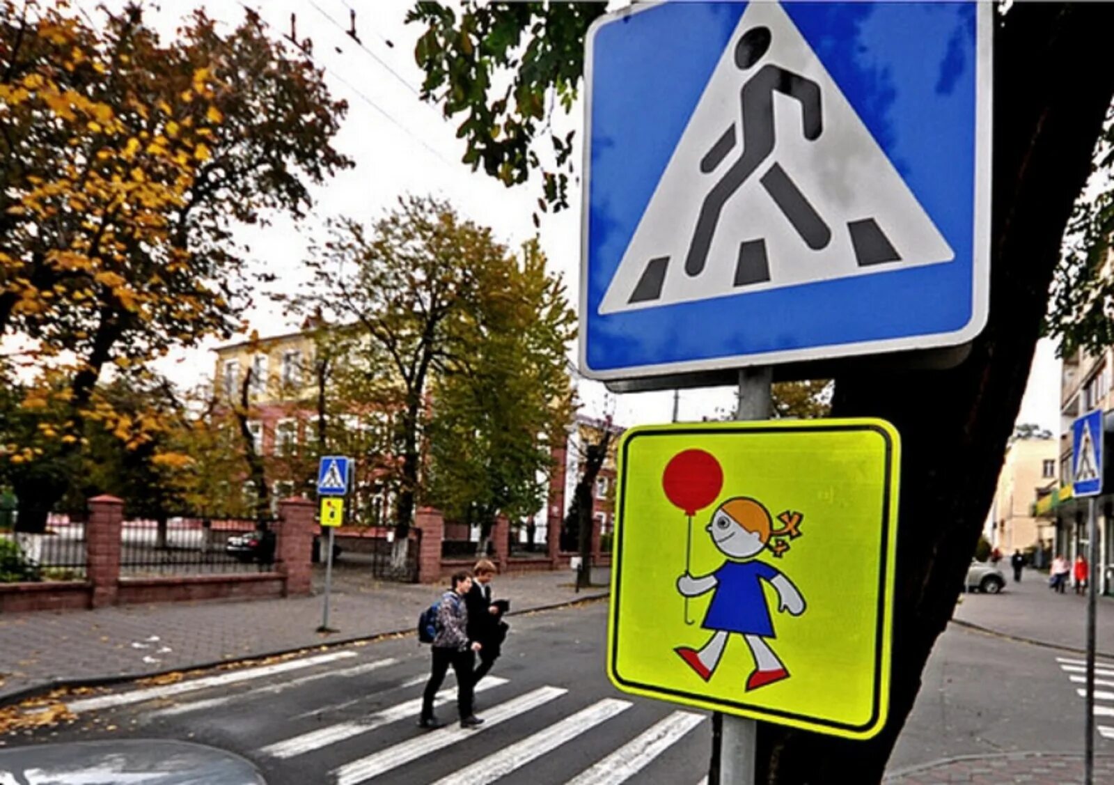 Знаки перед пешеходным переходом. Знак пешеходный переход. Дорожные знаки возле школы. Дорожный знак пешеходный переход. Дорожные знаки вблизи школ.