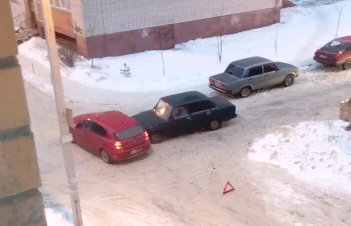 перекрыл выезд со двора