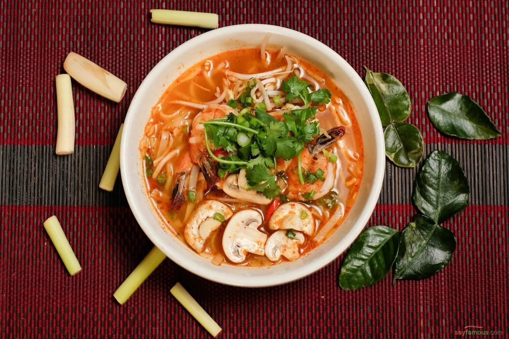 Суп Tom Yum (том ям). Суп том ям в Тайланде. Томь Янь суп. Тайская кухня том ям.