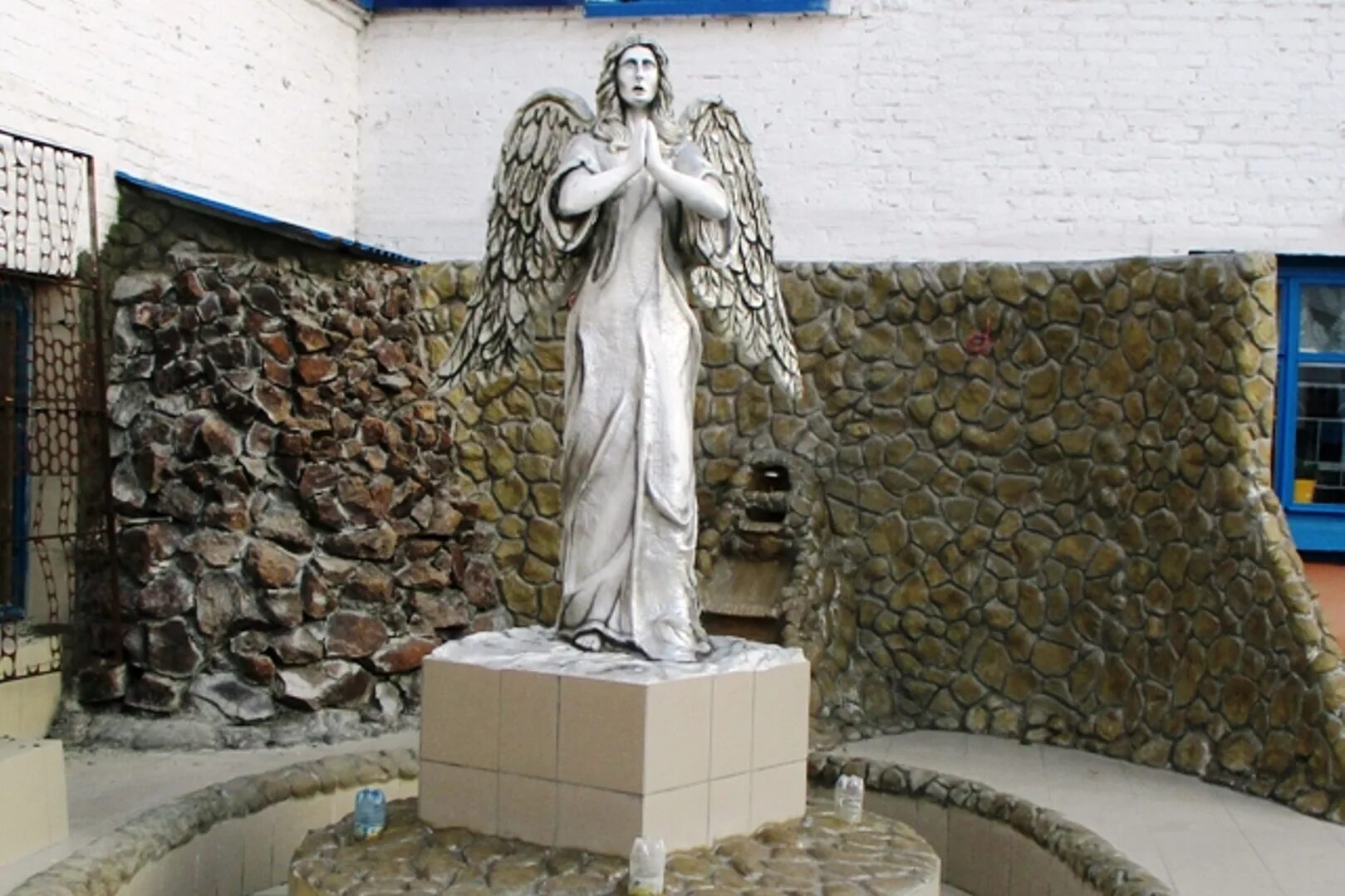 центр ангел омск. статуя на драмтеатре омск. кладбище омсхи омск. памятник чернобыльский ангел омск. ангел фонтан скульптура.