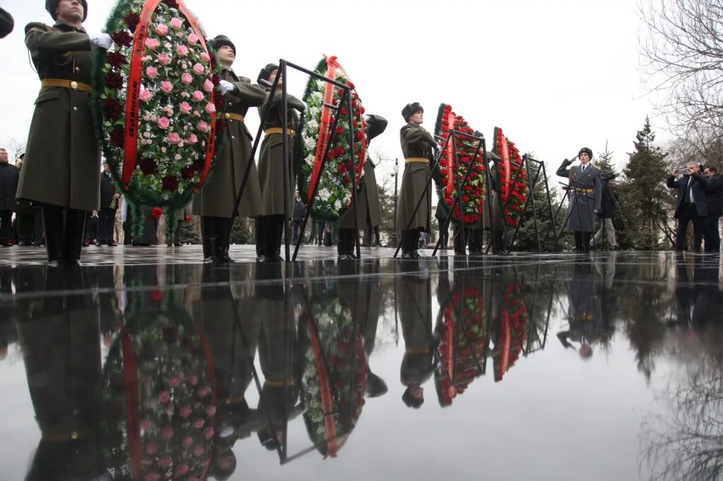 возложение венков к могиле. сегодня возложение венков. 05. пискаревское кладбище возложение венков. сегодня возложение венков.