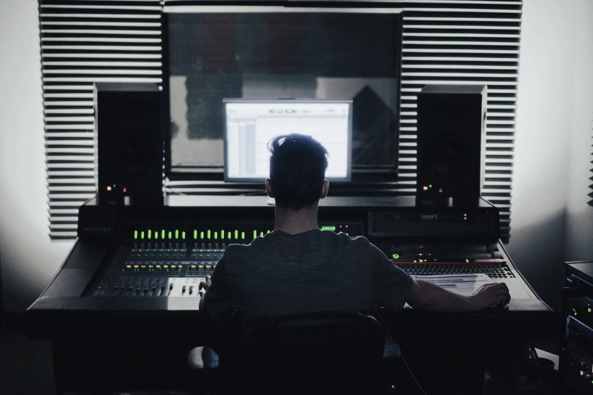 Recording producer. Sound producer на студии. звук на компьютере. программирование звука. producer на пк.