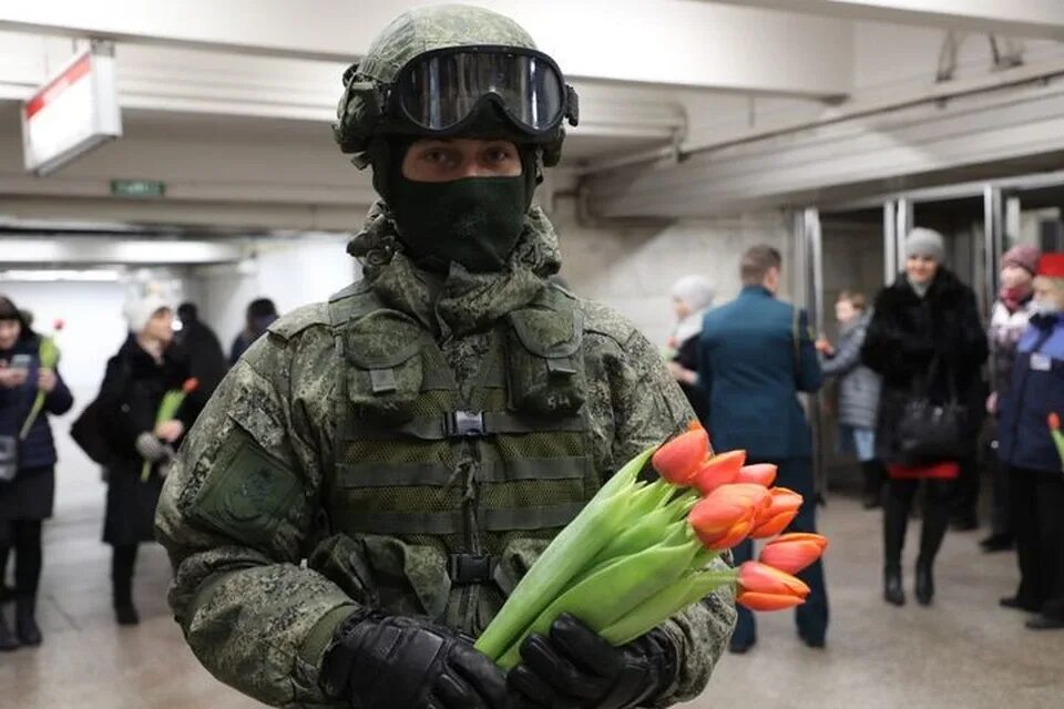 Солдату дарят цветы. Солдату дарят цветы. Солдату дарят цветы. Солдату дарят цветы. Солдату дарят цветы.