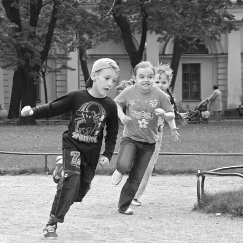 Дети во дворе. Развлечения детей в 90 годах. Игры нашего детства. Игра в классики ссср. Счастливое советское детство.
