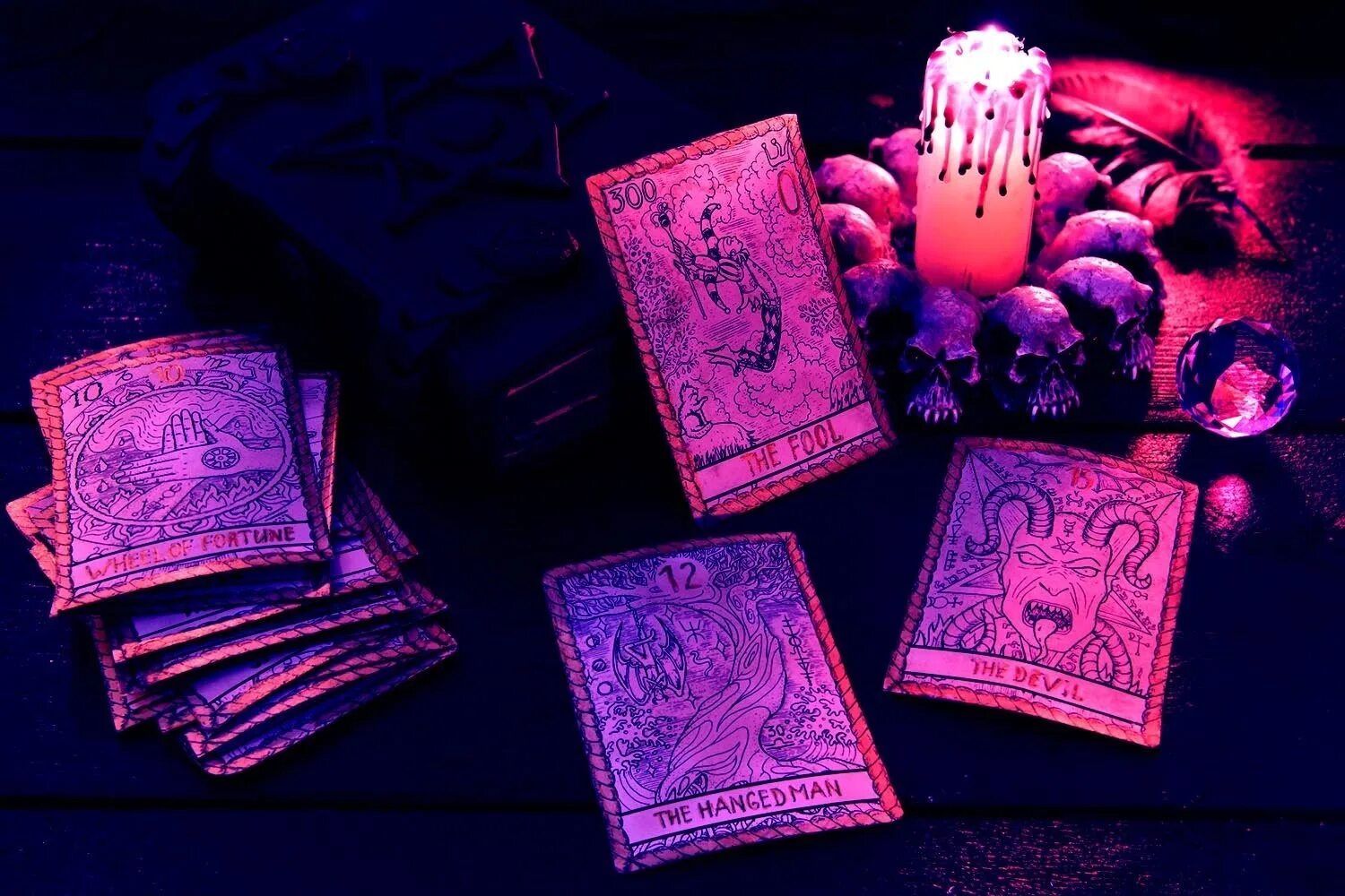 Черная карта магия. Сиреневая колода Таро. Tarot фиолетовый. Фиолетовая колода Таро. Фиолетовая колода Tarot.