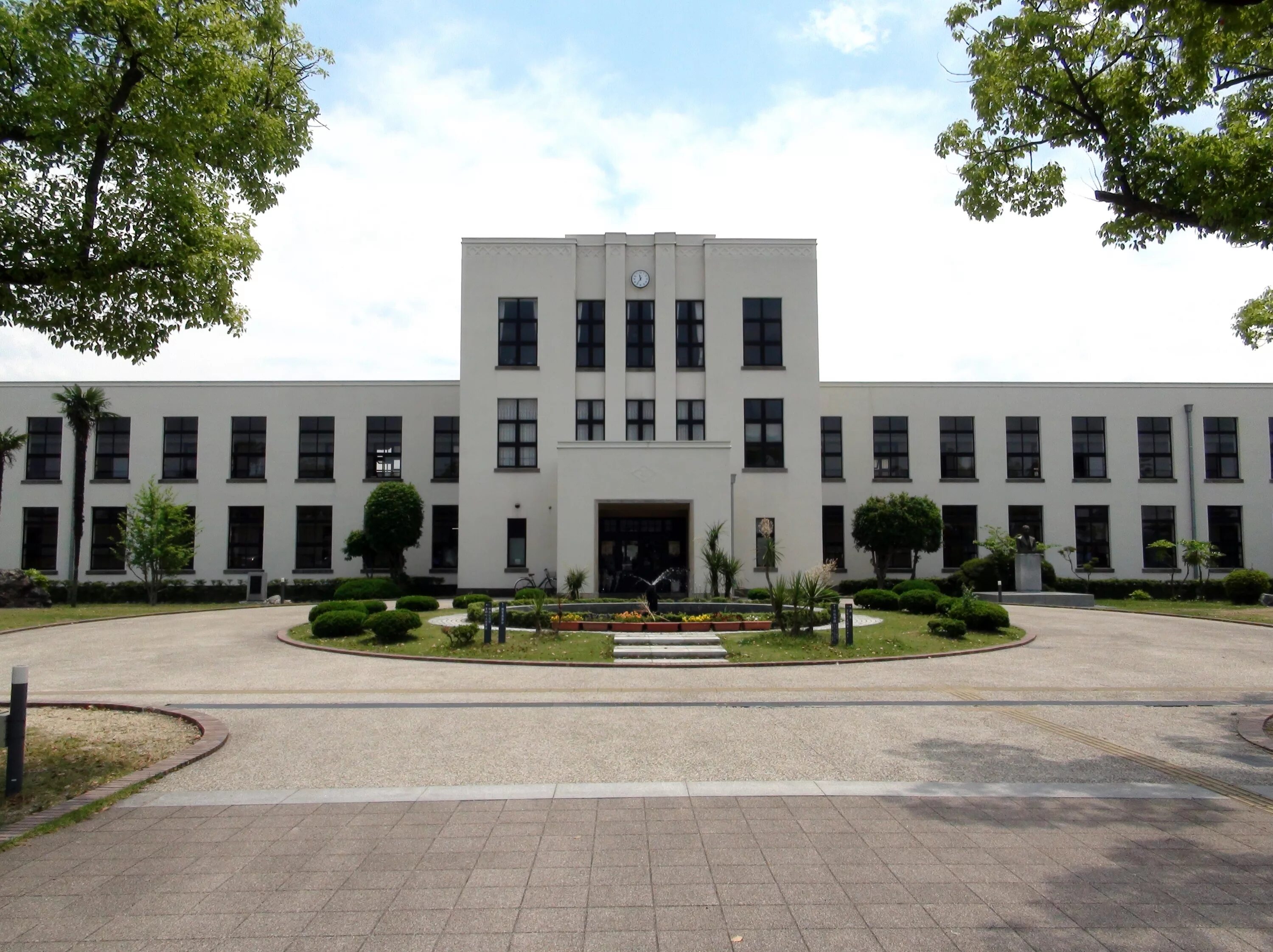 School building. Toyosato. Школа «Toyosato. Белая школа здание. Здание школы крипат.