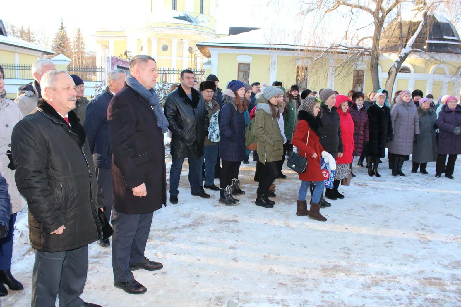 Кинотеатр мир в Калужской области Мосальск. Районный дом культуры Мосальск. Работники администрации города Мосальск. Погода в мосальске на неделю калужской области