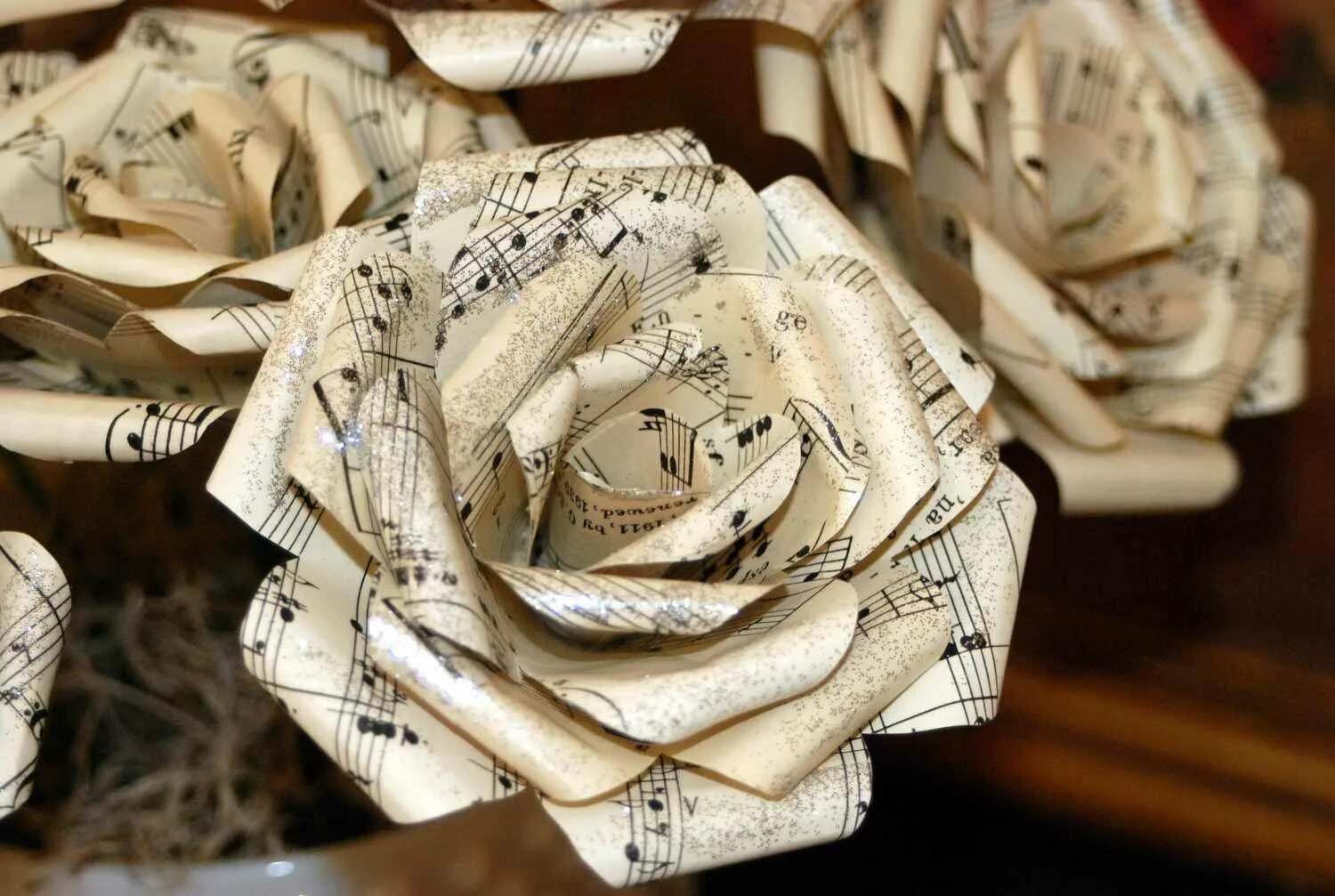 Букет из бумаги а4. Изделия из нотной бумаги. Розы из нотной бумаги. Цветы из газетной бумаги. Розы из газетной бумаги.