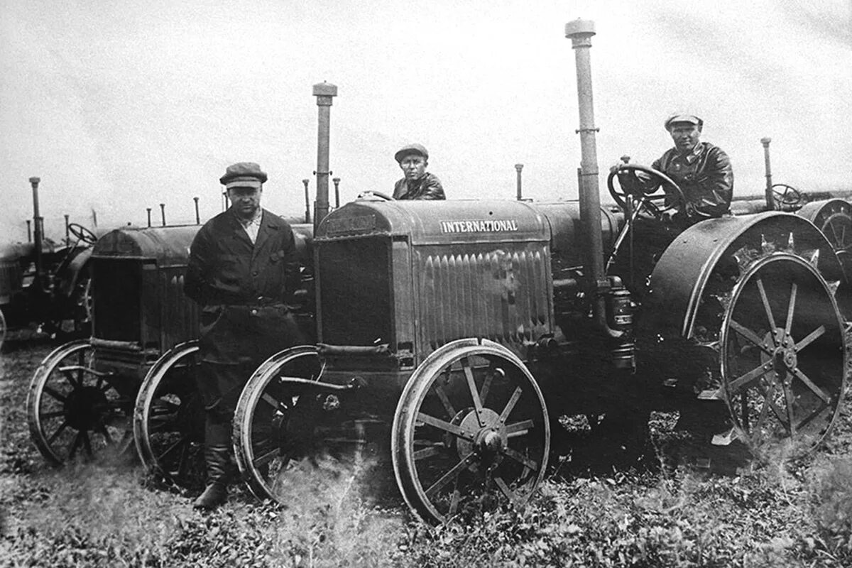 Создание первой в ссср женской тракторной. Трактор ХТЗ 1930. Машинно Тракторная станции 1930-е. Колёсный трактор 1930 годов. ХТЗ 15 30 трактор.