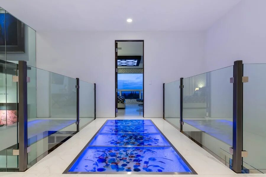 Стеклянные полы из триплекса. Стеклянный пол с подсветкой. Стеклянный фальшпол. Стеклянный пол на улице. Стеклянный пол триплекс.