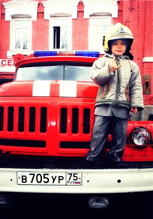 маленькие пожарники. маленькие пожарные. для детей. детская пожарная форма. для детей.