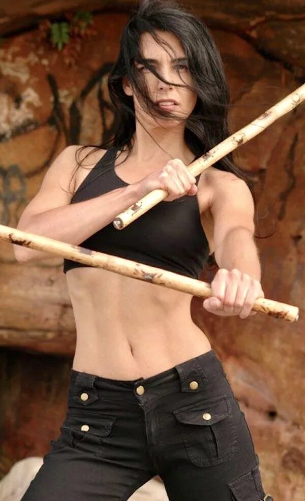 Кино леди кровавый бой. Девушка владеющая боевыми искусствами. Женщина с дубинкой. Эмилия руденко карате. Екатерина чурсина каратэ.