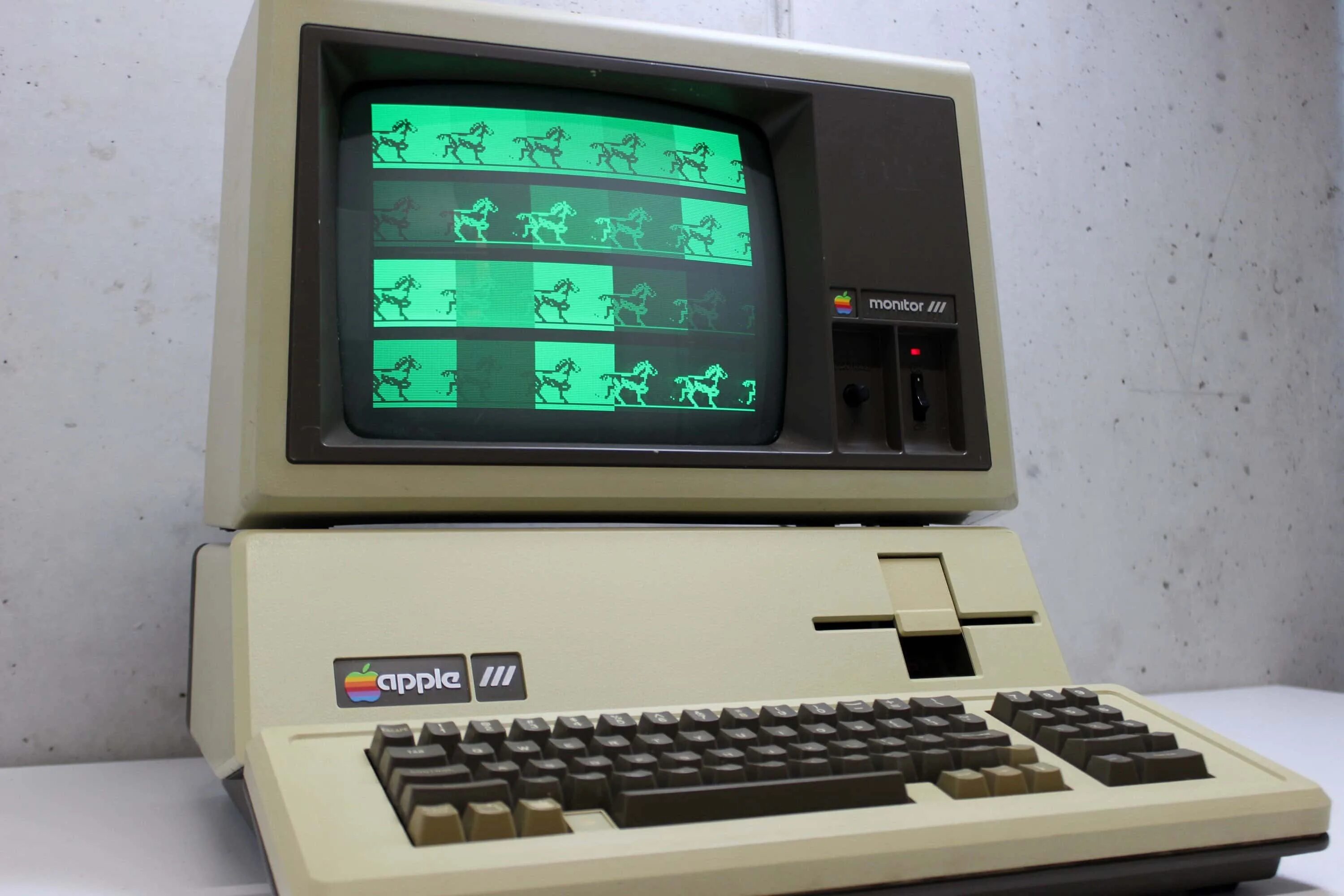 Первые компьютеры Эппл 1980. Apple 3 компьютер. Apple Macintosh III. Первый компьютер Эппл 3. New apple 3