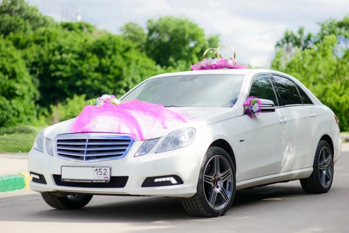 Шикарная свадебная машина. Машина невеста новая. Машина на свадьбу с водителем. Машина на свадьбу для невесты. Свадебная машина.