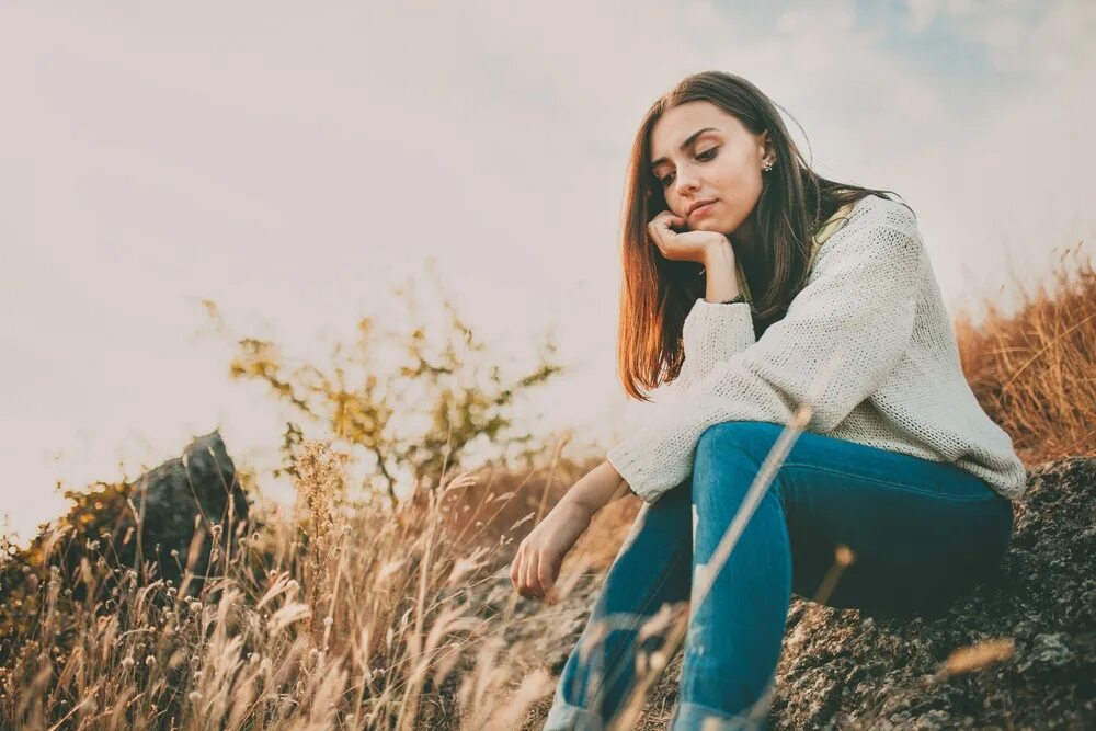 Вечный. Задумалась о вечном. О чем задумался детина. Задумалась о вечном. Грустная девушка.