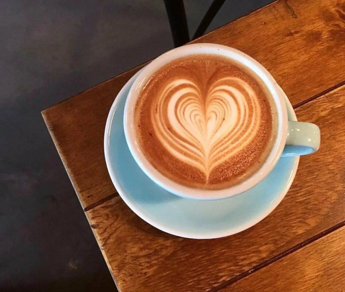 Капучино сердечко. Капучино сердечко. Капучино сердечко. Латте арт сердце. Чашка капучино.