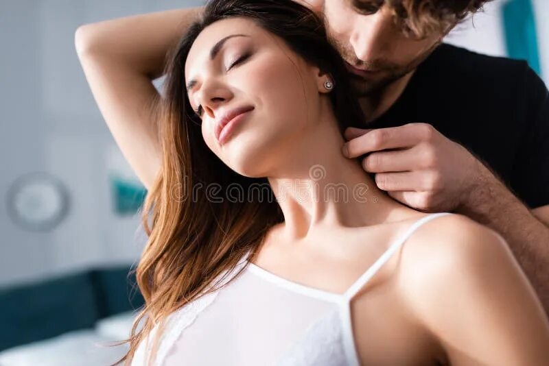 мужчина и женщина волосы. длинные волосы. почему женщина трогает волосы. девушка и мужчина. девушка теребит волосы.