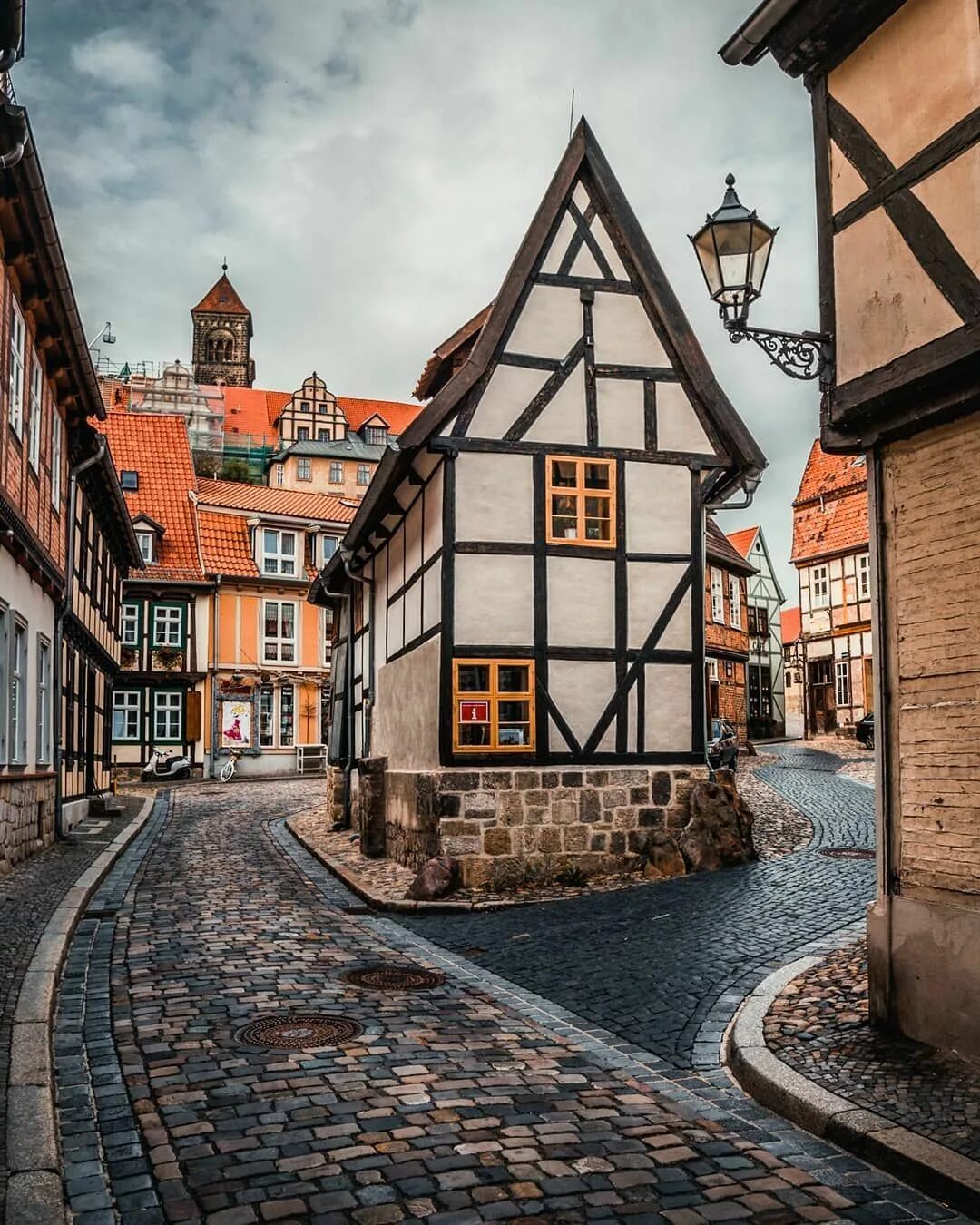 Самые красивые старые города. Фахверк Кведлинбург. Кведлинбург Германия. Кведлинбург город в Германии. Уютный средневековый городок Кведлинбург.