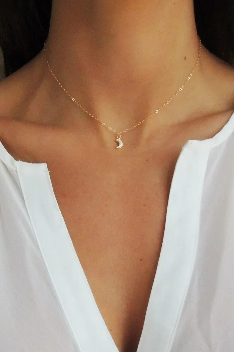 Короткая золотая цепочка. Золотое колье короткое. Тонкая цепочка. Подвеска на шею. Модные цепочки на шею.