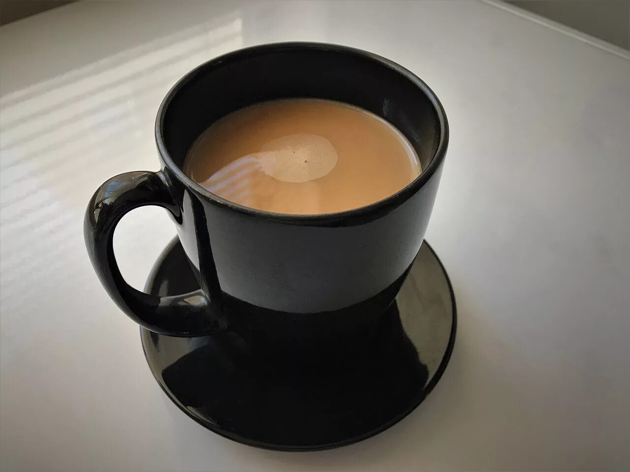 На столе стоят 20 кружек с кофе. Чашка кофе. Красивые кофейные чашки. Кофе в кружке. Кофе фото.