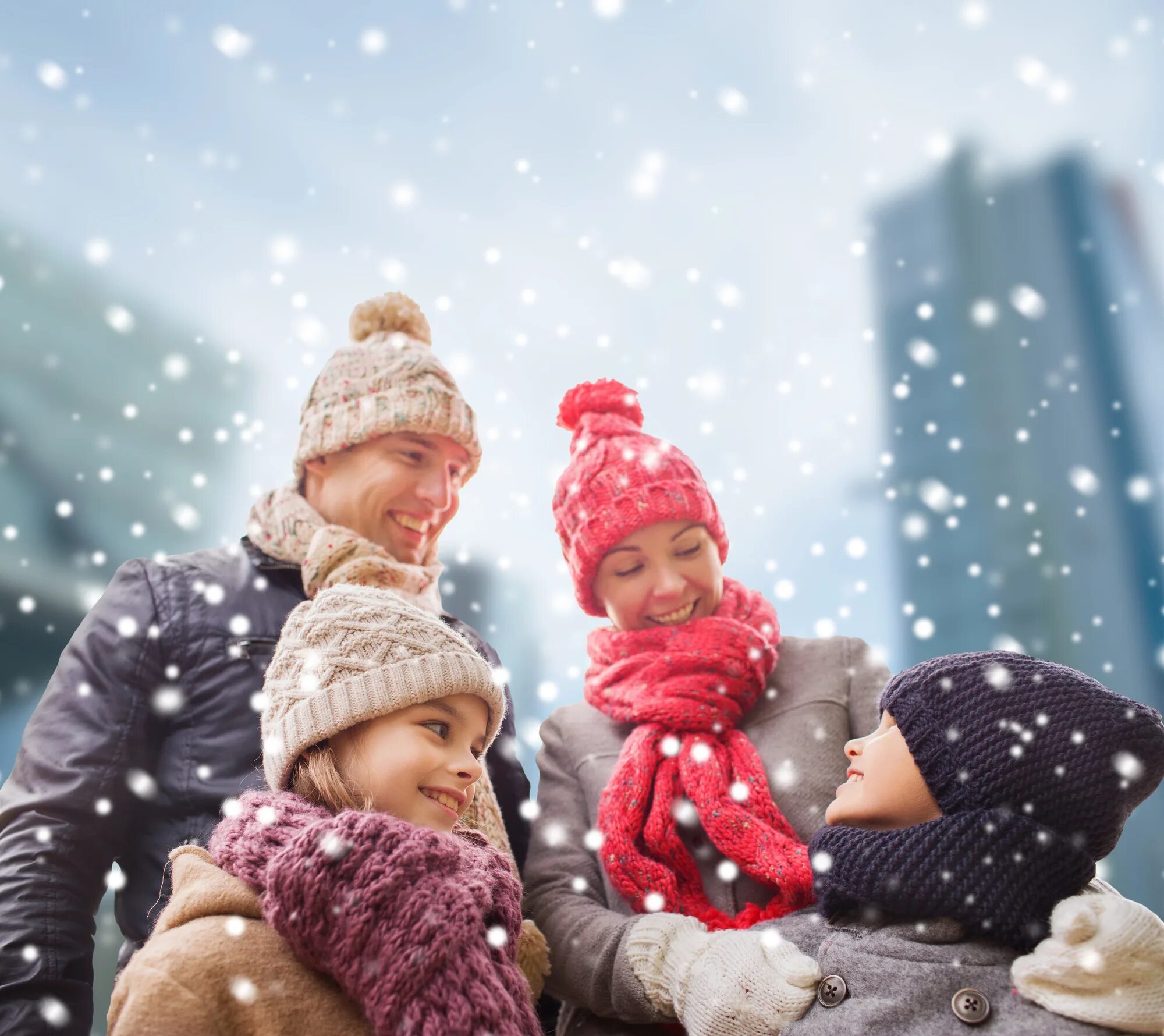 Снег сток. Счастливая семья СИМОЙ. Счастливые дети зимой. Семья зимой. Счастливые дети с родителями зимой.