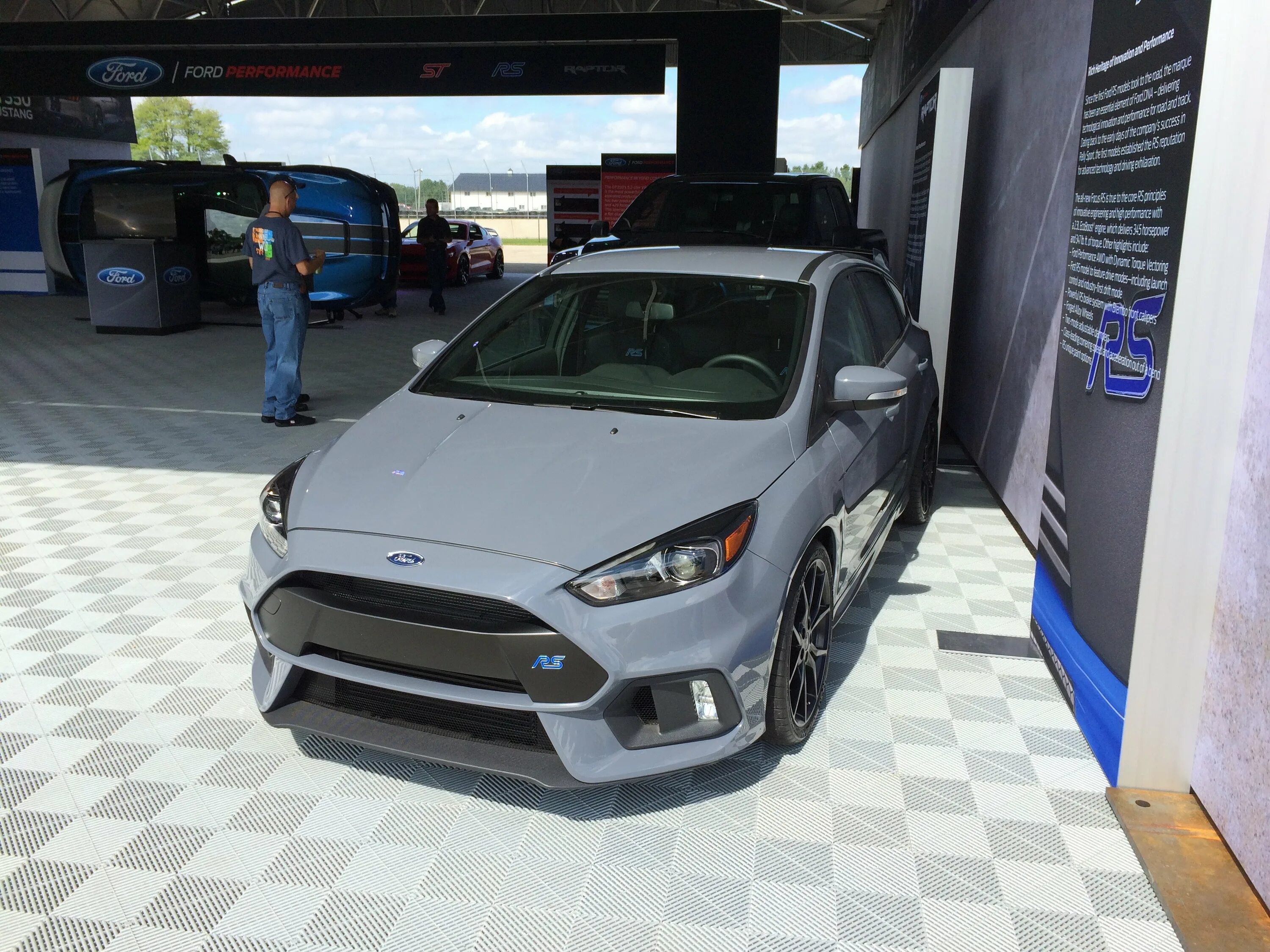 Грей фокус. Ford Focus 3 RS Gray Color. Focus RS mk3 Stealth Gray. Stealth Gray Focus RS. Ford Focus 3 b9 Stealth Grey.