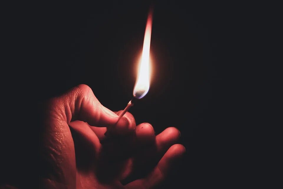 Огонь на ладони картинка. Зажженная записка в руке. Поджог руки. Сжигать спичку от кроссовок. Огонь в руке.