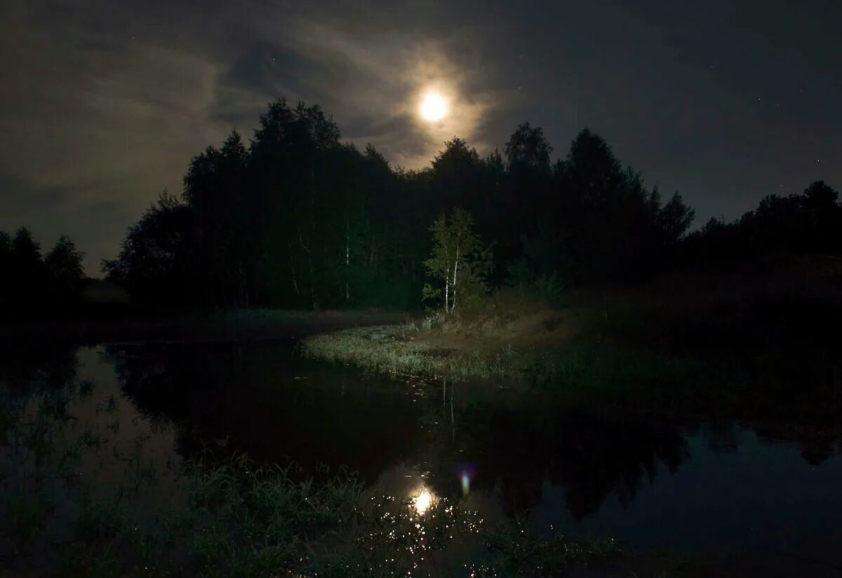 Ночная река слова. Красноярск Луна река. Летняя ночь. Река ночью. Лунная ночь.