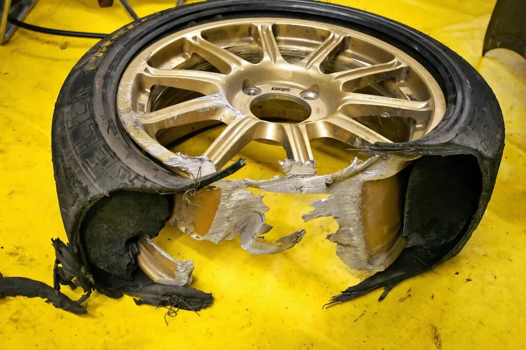 Поврежденный диск автомобиля. Поврежденный колесный диск. Сломанное колесо. Разбитые автомобильные диски.