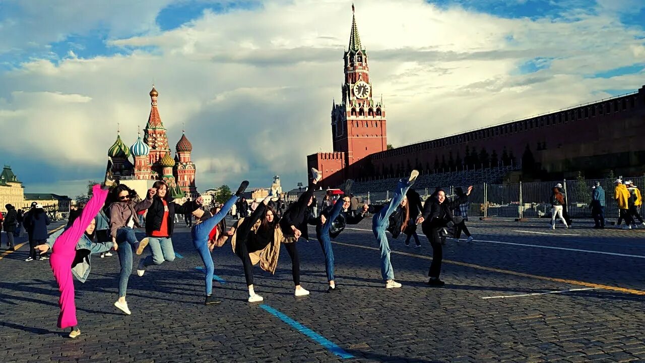 Москва прогулка. Прогулка на красной площади в Москве. Красная площадь прогулка. Парад на красной площади.
