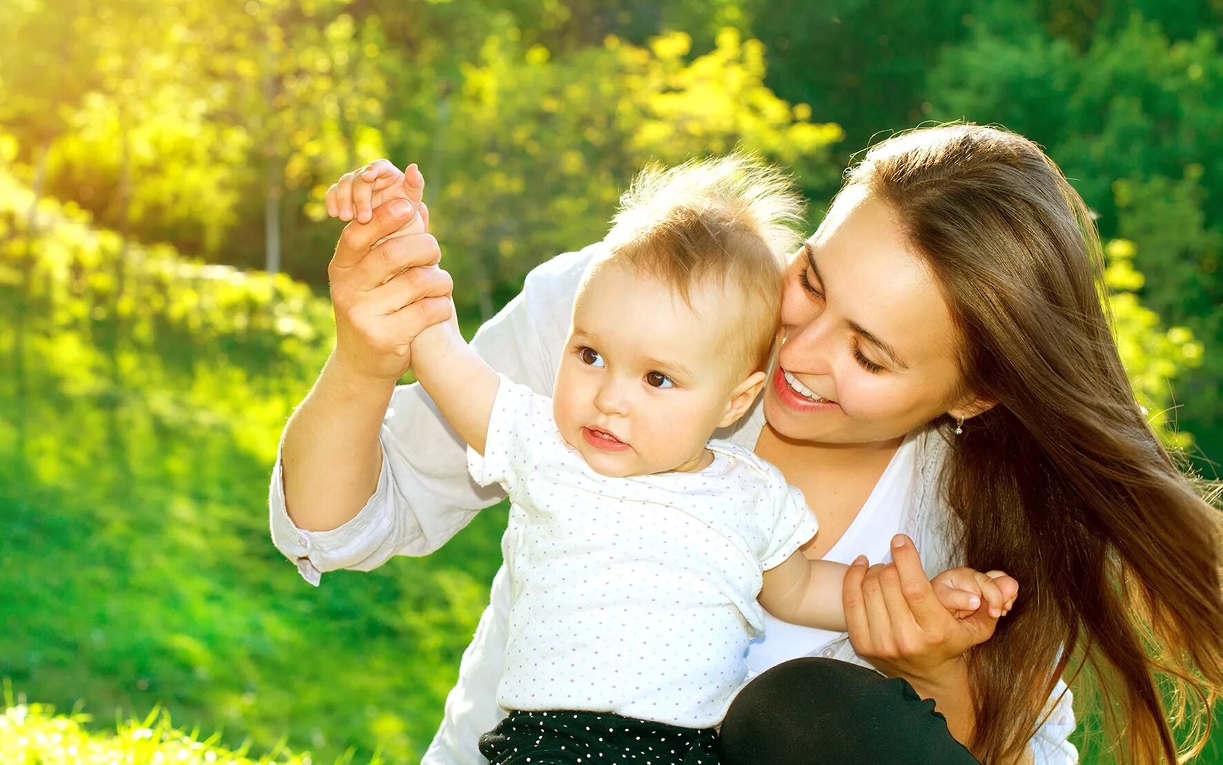 Mama. Мать с ребенком. Женщина с ребенком. Счастливая мама с ребенком. Женщина с ребенком на руках.