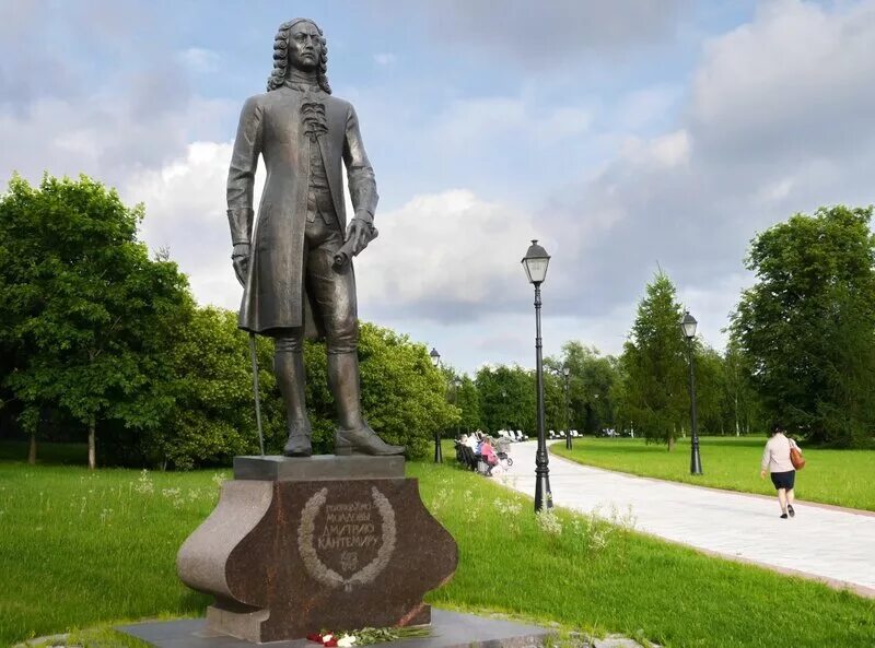 Памятники царицыно. Памятник Кантемиру в Царицыно.