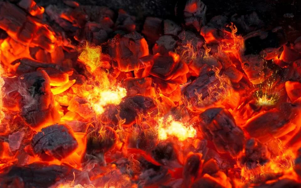 Огонь угли. Пылающие угли. Горение дров. Красные угли. Уголь горит.