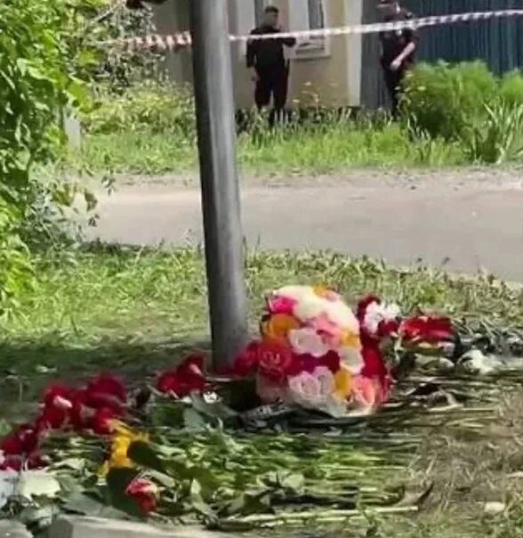 Взрыв в Белгороде. Спонтанный мемориал Белгород после взрыва. Белгород обстрелы взрывы.