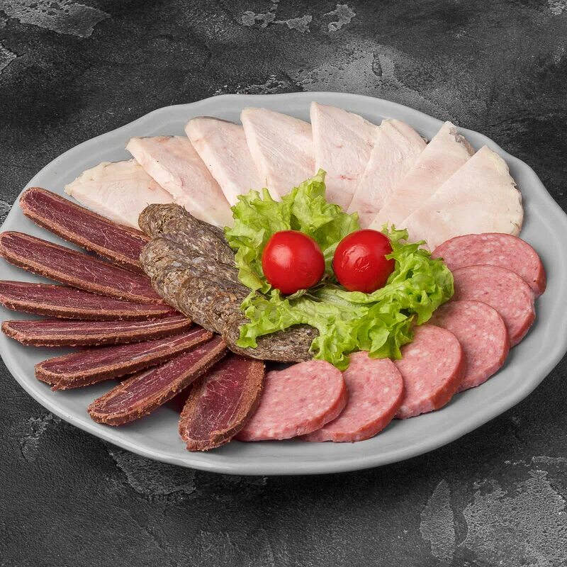 Мясная нарезка на человека. Мясное ассорти. мясная нарезка. мясная нарезка на праздничный стол. мясная тарелка.