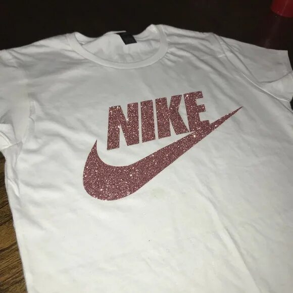 Найк логотип по середине. Футболка nike с логотипом по середине. футболка найк с маленьким логотипом. футболка найк с эмблемой по середине. белая найк футболка по середине.