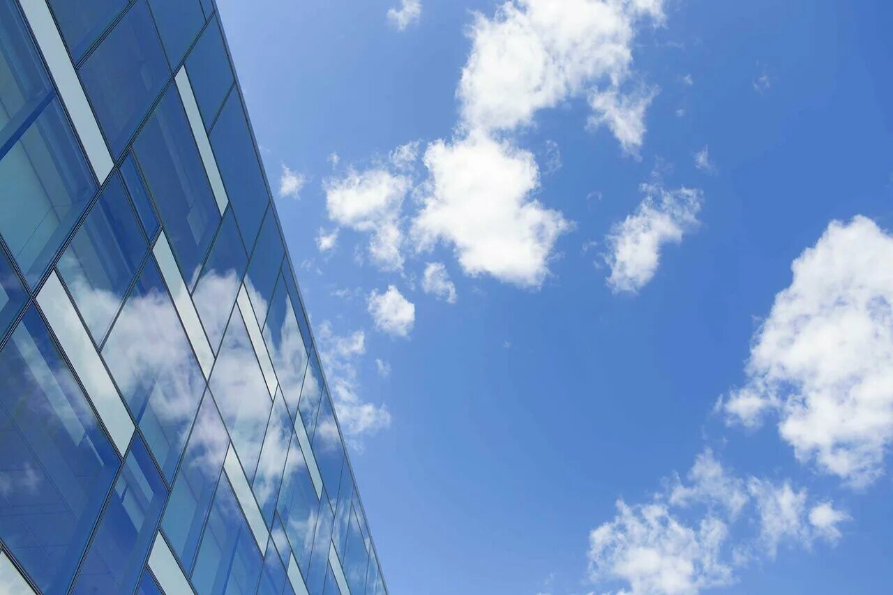 Стеклянная поверхность. Солнцезащитное остекление. Отражение неба в стекле. Стек отражение. Стек отражение.