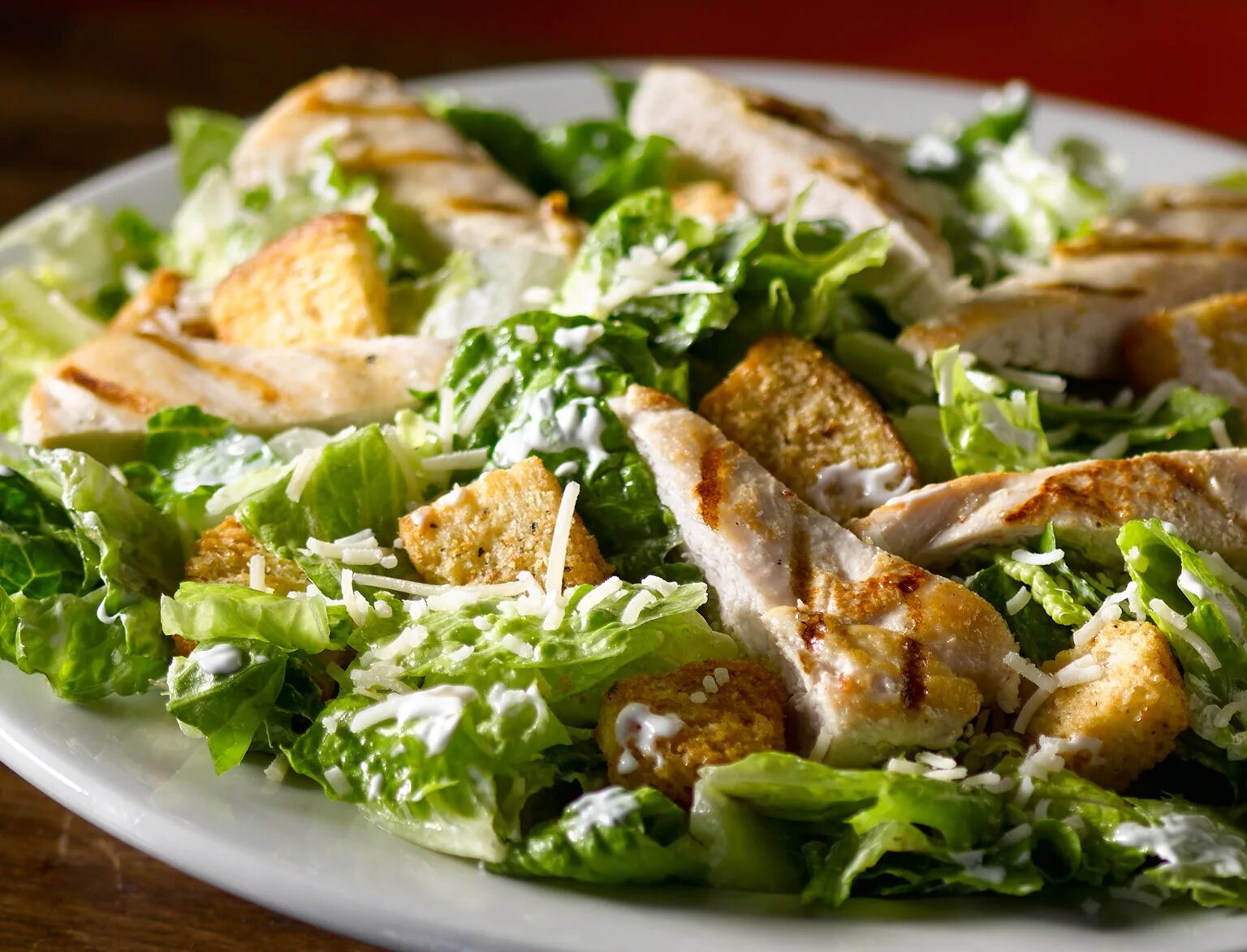 Куриные грудки для цезаря. Chicken Caesar Salad. Салат с жареным цыпленком.