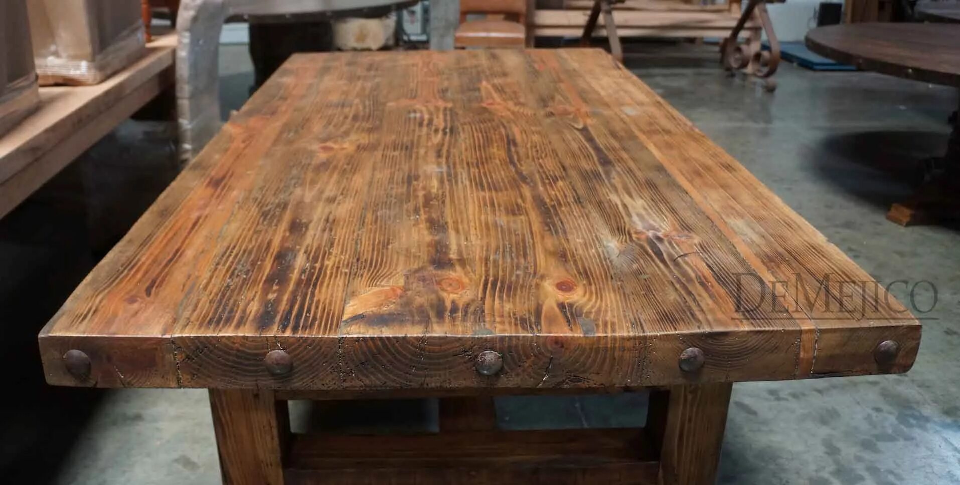 Доски забронировать стол. Красивые столы из дерева. Необычные деревянные столы. Столешница из старого дерева. Стол из старых досок.