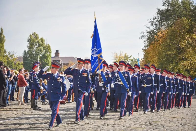 Парад казаков. Новочеркасск праздник казачества, парад. Волжское казачество парад. Донские казаки на параде. Новочеркасск Покров казачий праздник.