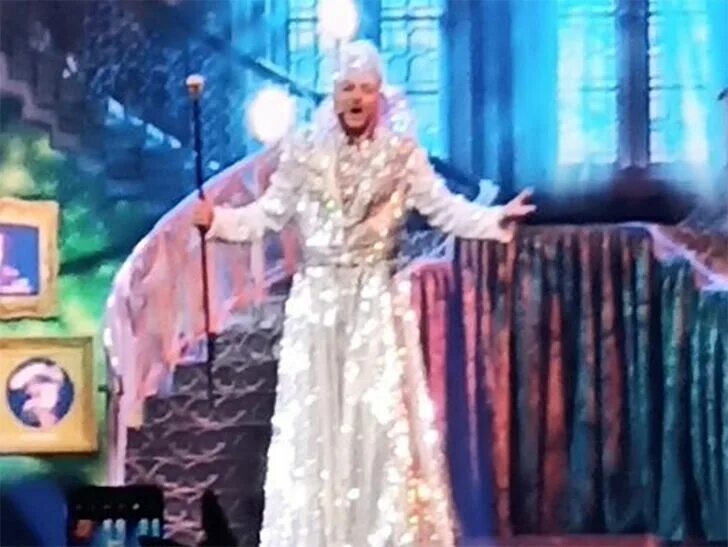 Киркоров в наряде снежной королевы. Киркоров в новогоднем шоу. Песни киркорова ночь