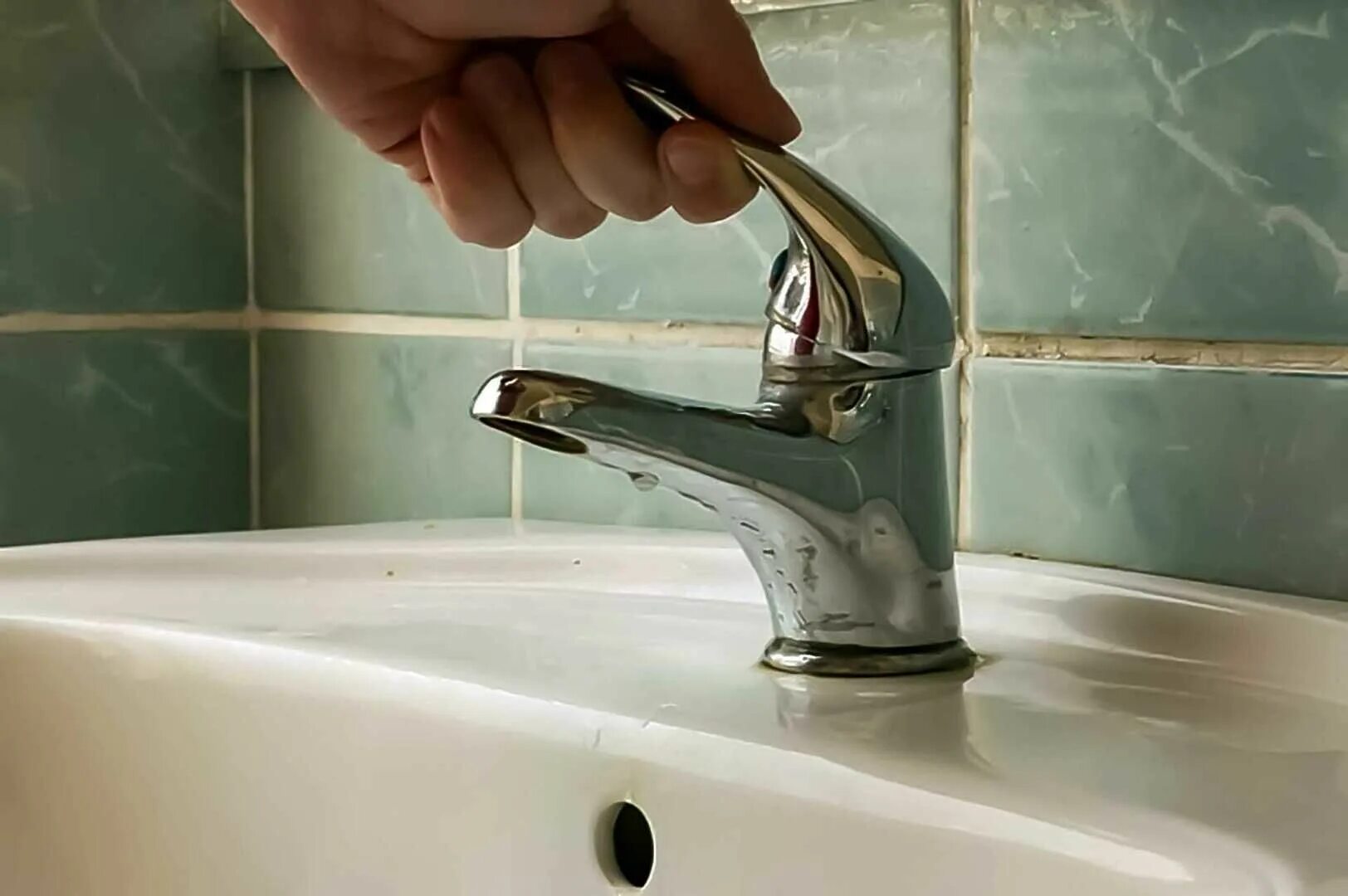 Почему в кране вода меняется