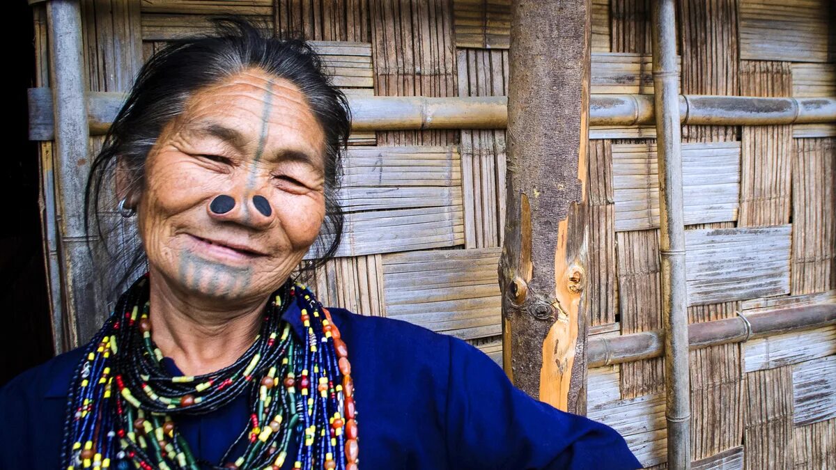 Суй туда палец. Племя апатани Южный Тибет. Индейское племя апатани. Деревня племени апатани..