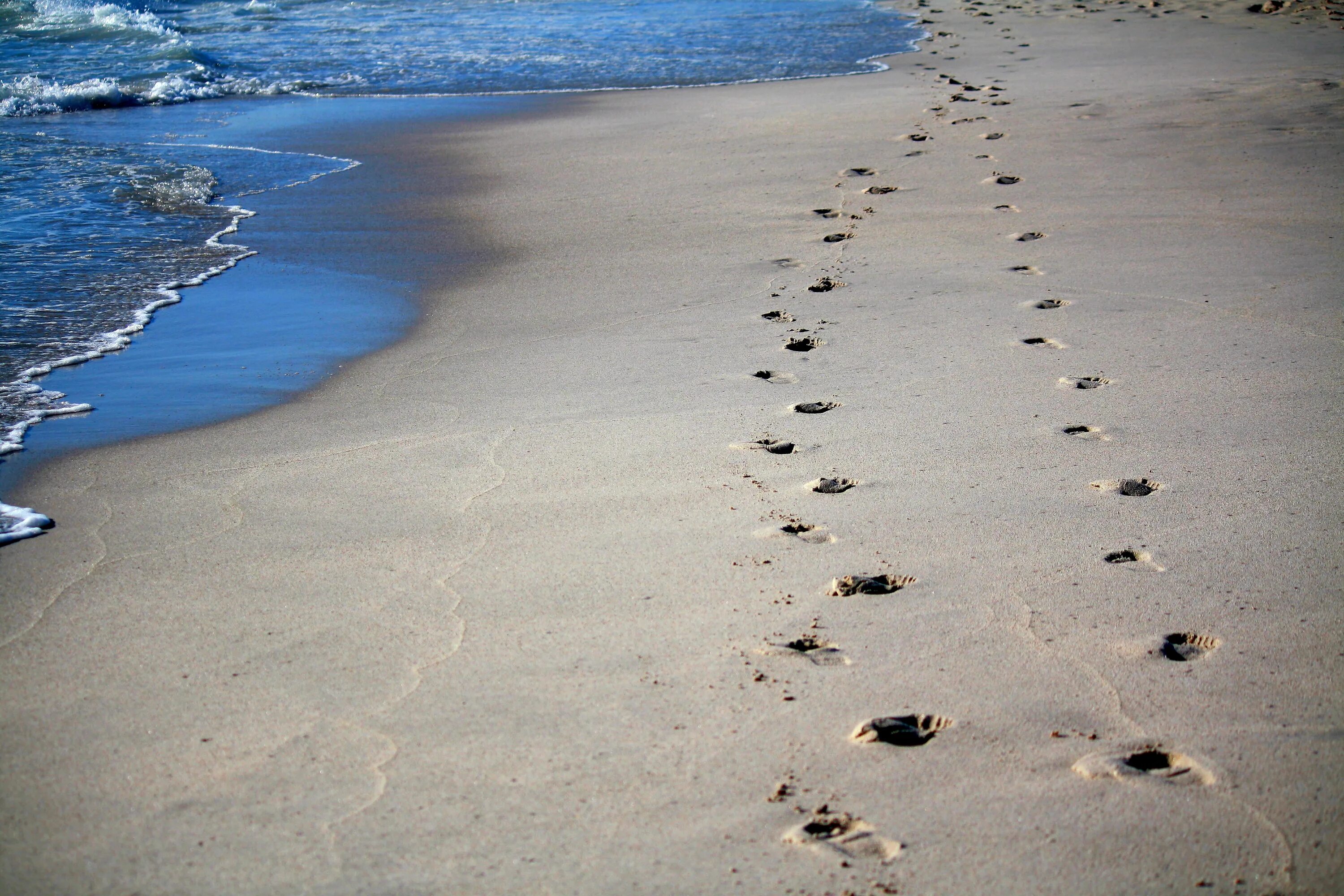 Следы на песке слушать. Следы на песке. Следы на песке у моря. Следы человека на песке. Пляж следы на песке.