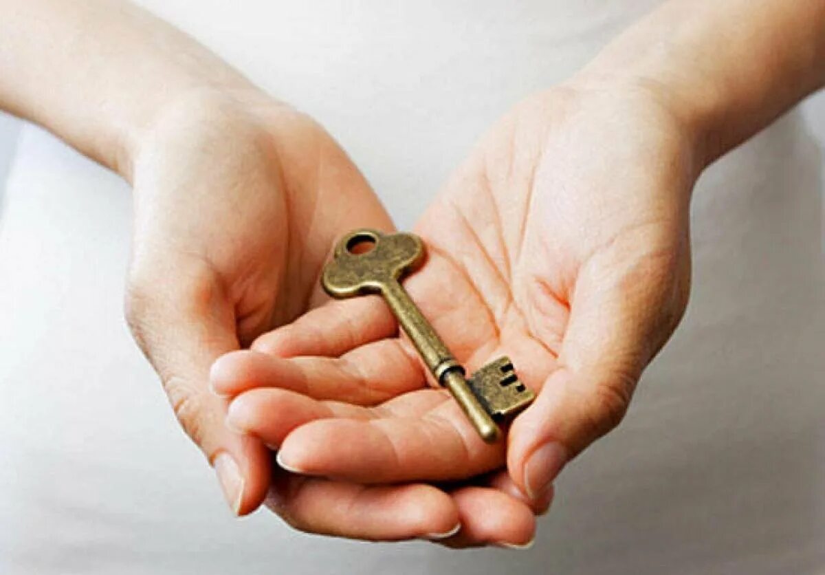 Передает ключи от машины. Рука с ключами. Ключ ладонь. Ключ на ладони. Рука держит ключи от квартиры.