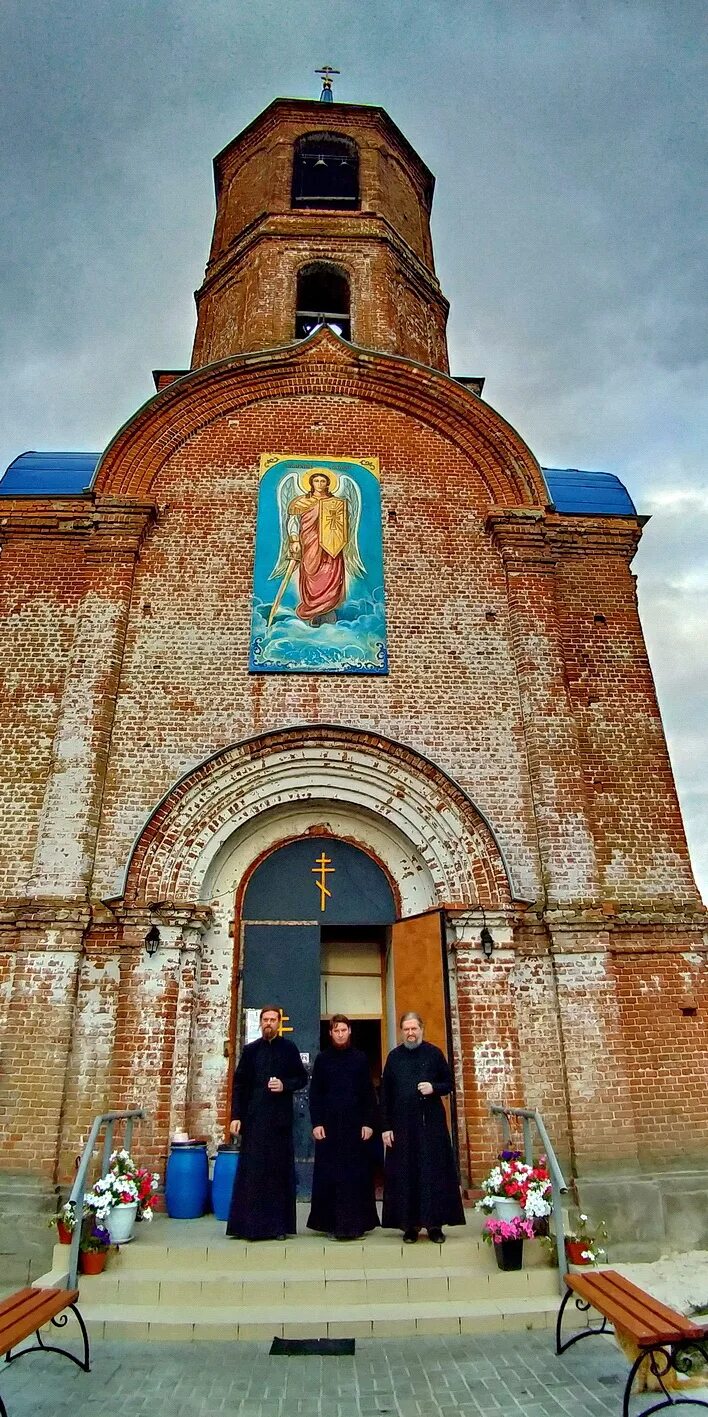 Село ворон-лозовка липецкой области хлевенского района. Воронежская лозовка храм архангела михаила. Село ворон лозовка церковь михаила архангела. Церковь михаила архангела (ворон-лозовка). Село воронежская лозовка храм архангела михаила.