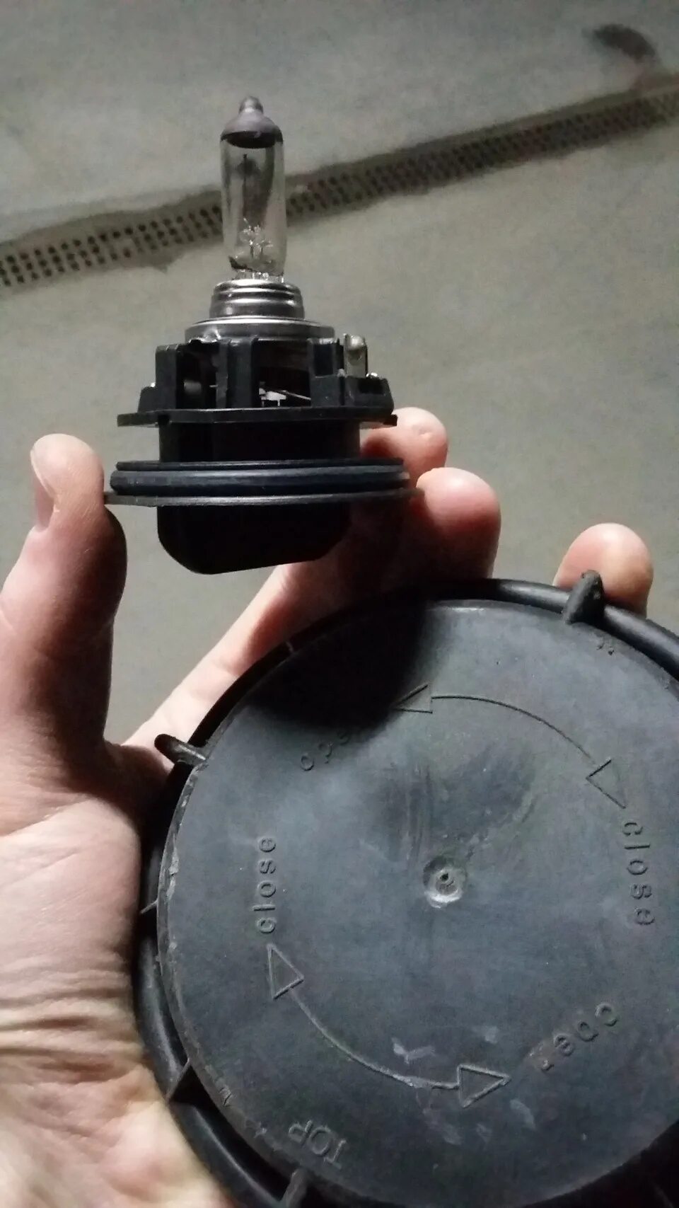 Лампы ближнего света гольф 5. Лампа ближнего света фольксваген гольф 5. Vw golf 6 патрон ближнего света. Jetta 05 держатель ламп ближнего света. Лампочки ближнего света фольксваген гольф 4.