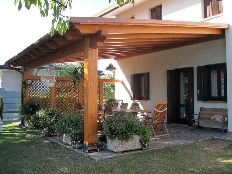 Навес над террасой. Отделка деревянного навеса. Деревянный навес к дому. Деревянный навес. Красивые навесы из дерева.