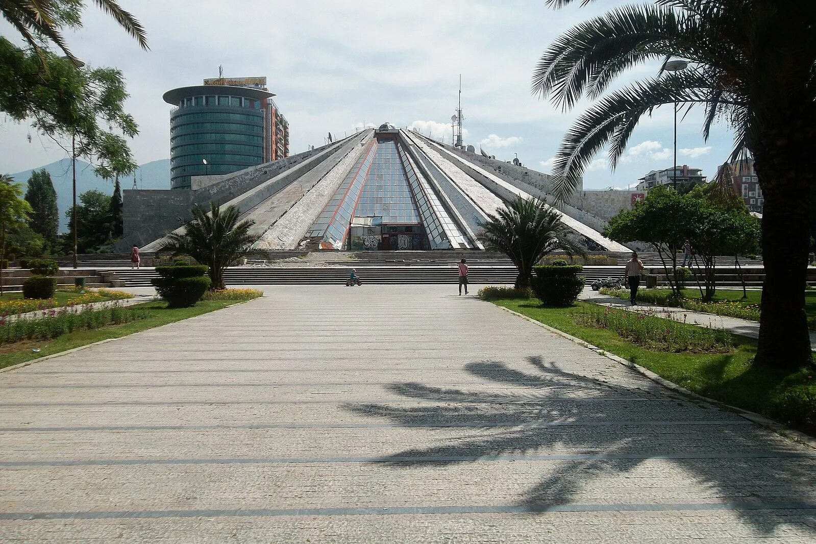 Площадь скандербега в тиране, албания. Tirana город. Столица албании. Тирана столица. Тирана албания.