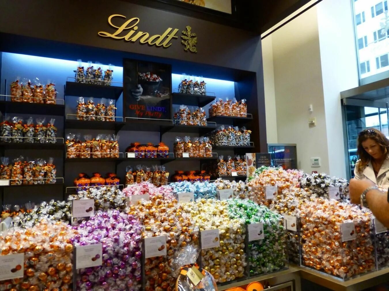 Lindt бутик. Шоколад Линдт. Линдт магазин в Швейцарии. Бельгийский шоколад Lindt. Сладости новокузнецк